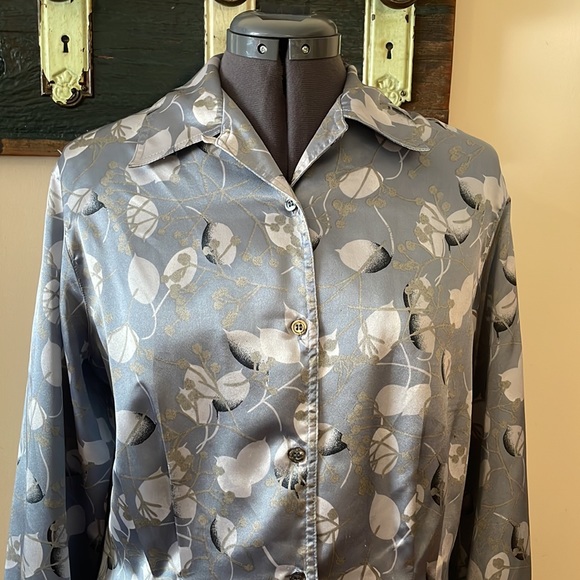 2/$30 Evan Picone Floral Satin Pleated and Tucked Button Down Blouse Size 12 - Picture 8 of 15